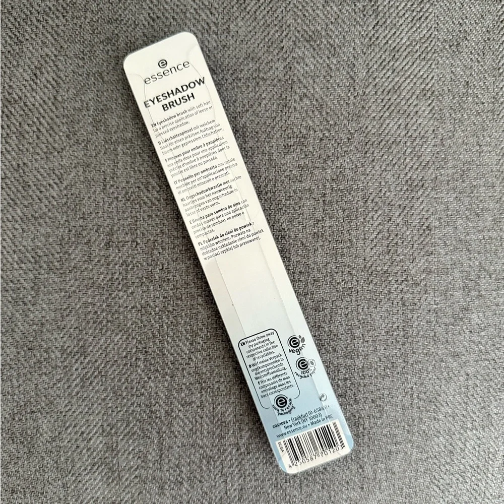 Essence eyeshadow brush